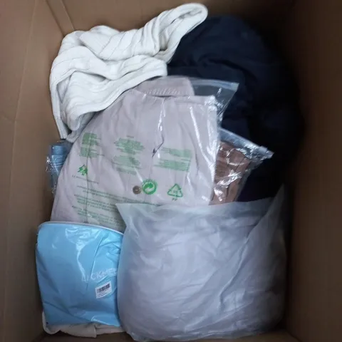 BOX CONTAINING A MIX OF APPROXIMATELY 25 ASSORTED CLOTHING ITEMS 
