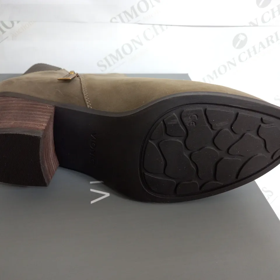 BOXED PAIR OF VIONIC LOW HEEL ANKLE BOOTS IN BLACK SIZE 6.5