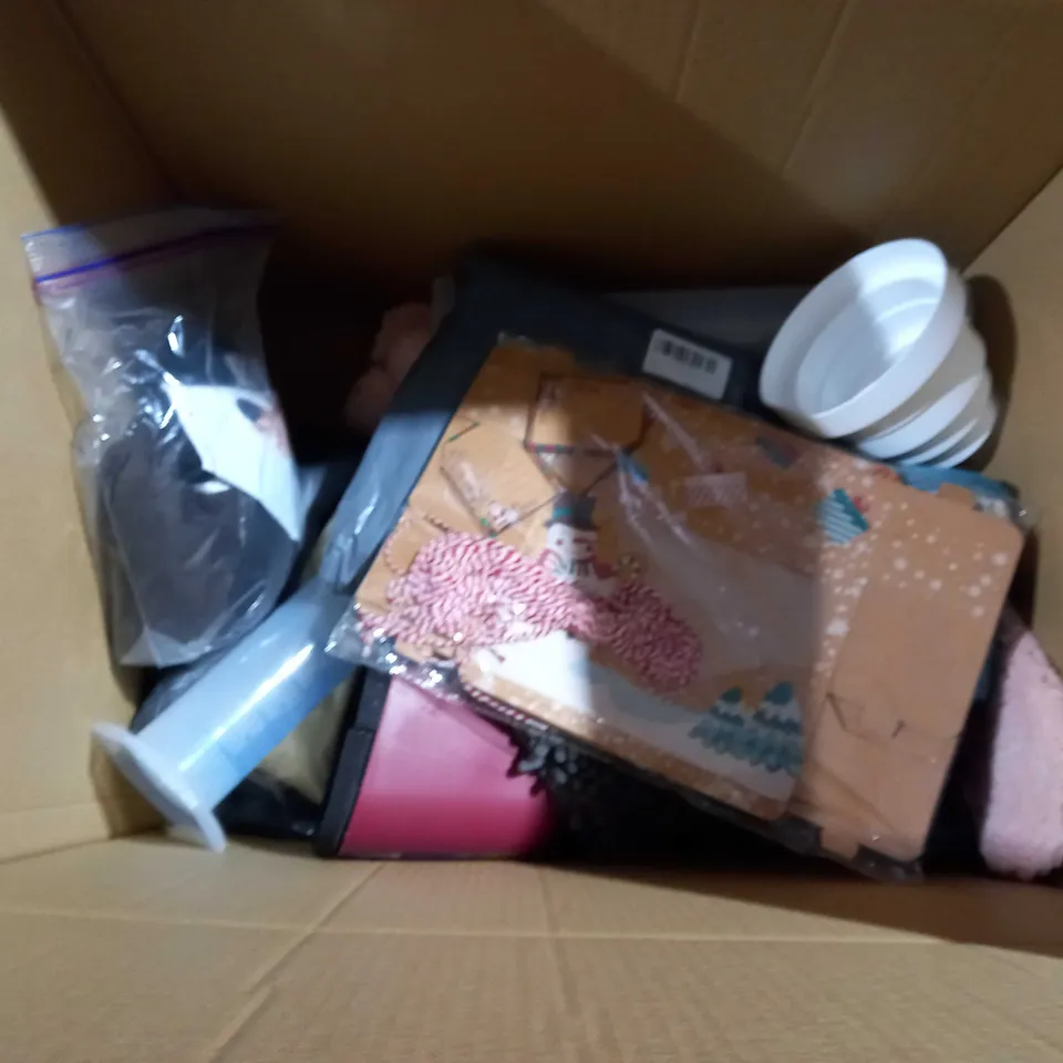APPROX. 15 HOUSEHOLD ITEMS TO INCLUDE CUSHION STUFFING, DRAUGHT TAPE, DISPOSABLE APRONS