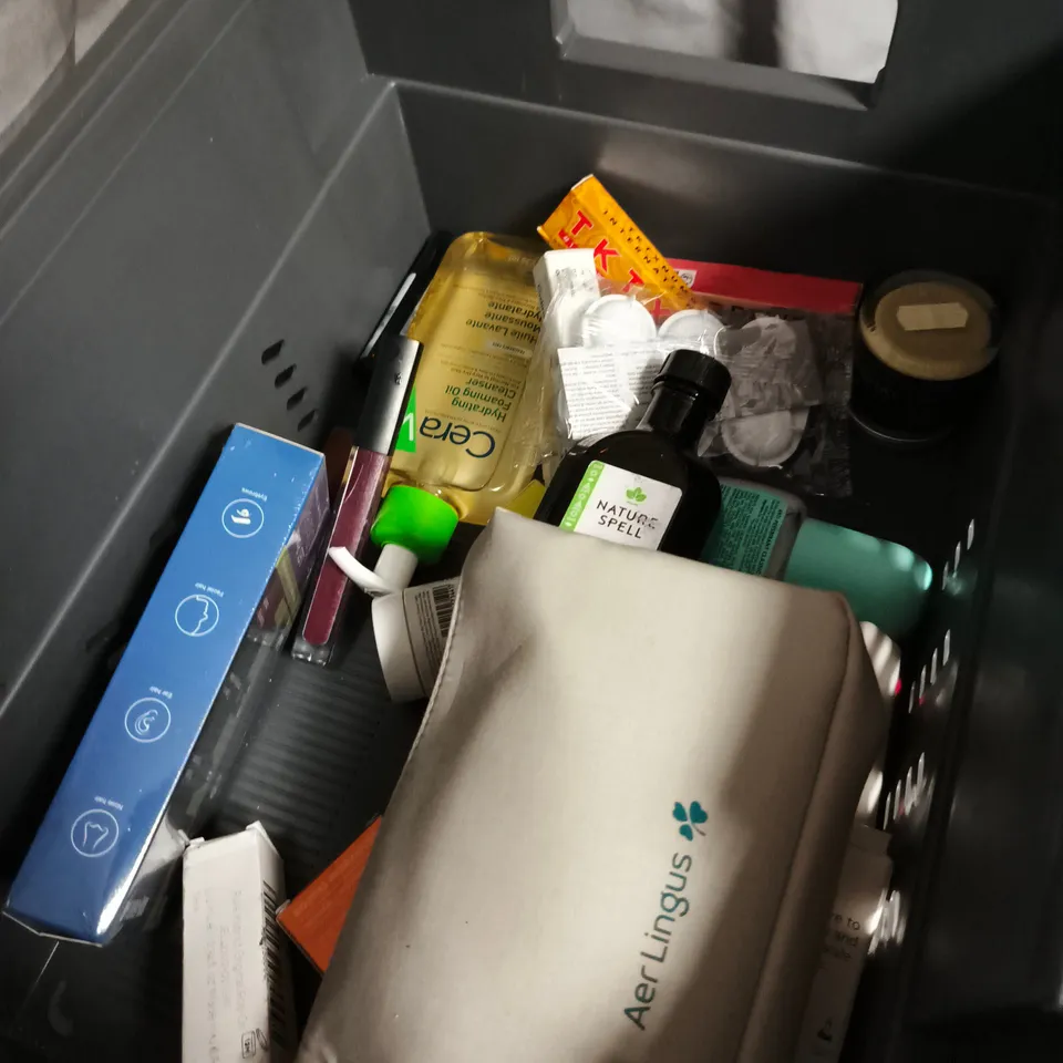 APPROXIMATELY 20 ASSORTED HEALTH & BEAUTY PRODUCTS INCLUDING AUSSIE HAIR DETANGLING SPRAY , SHOWER CAP AND CLARIFYING SHAMPOO 