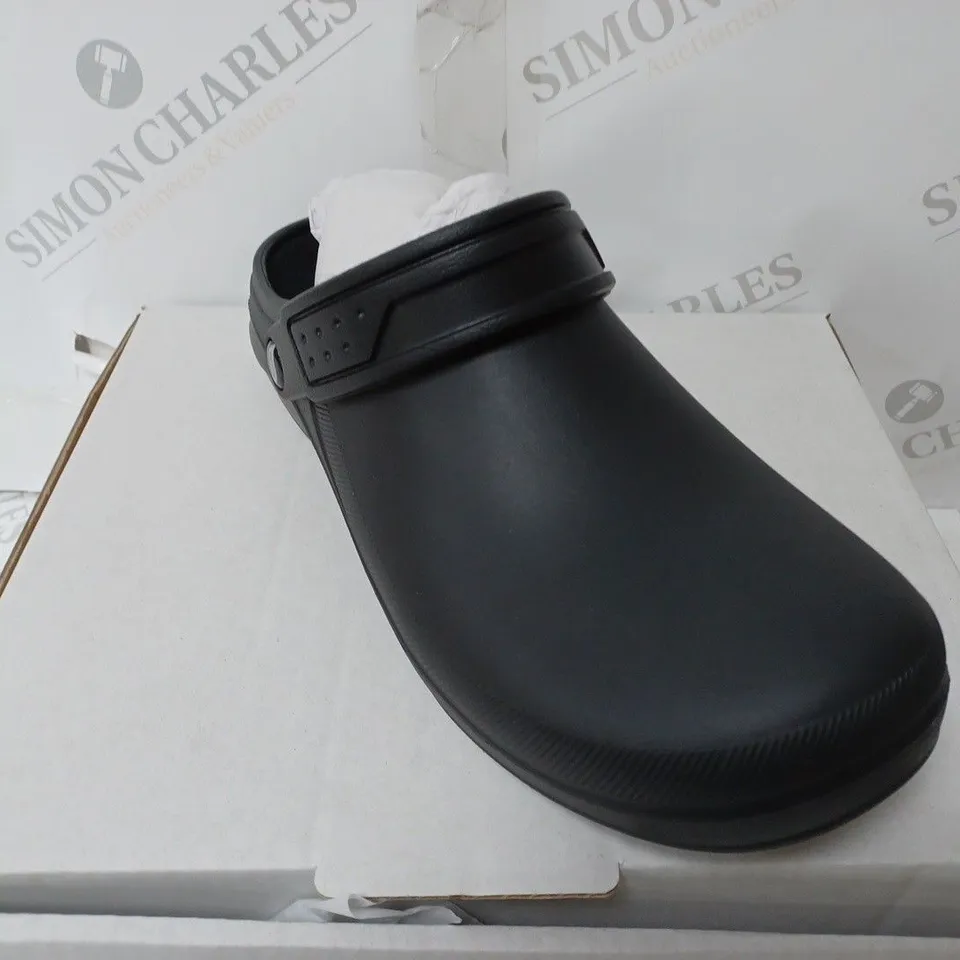BOXED PAIR OF SKECHERS ARCHFIT CLOGS IN BLACK SIZE 6 AND A HALF