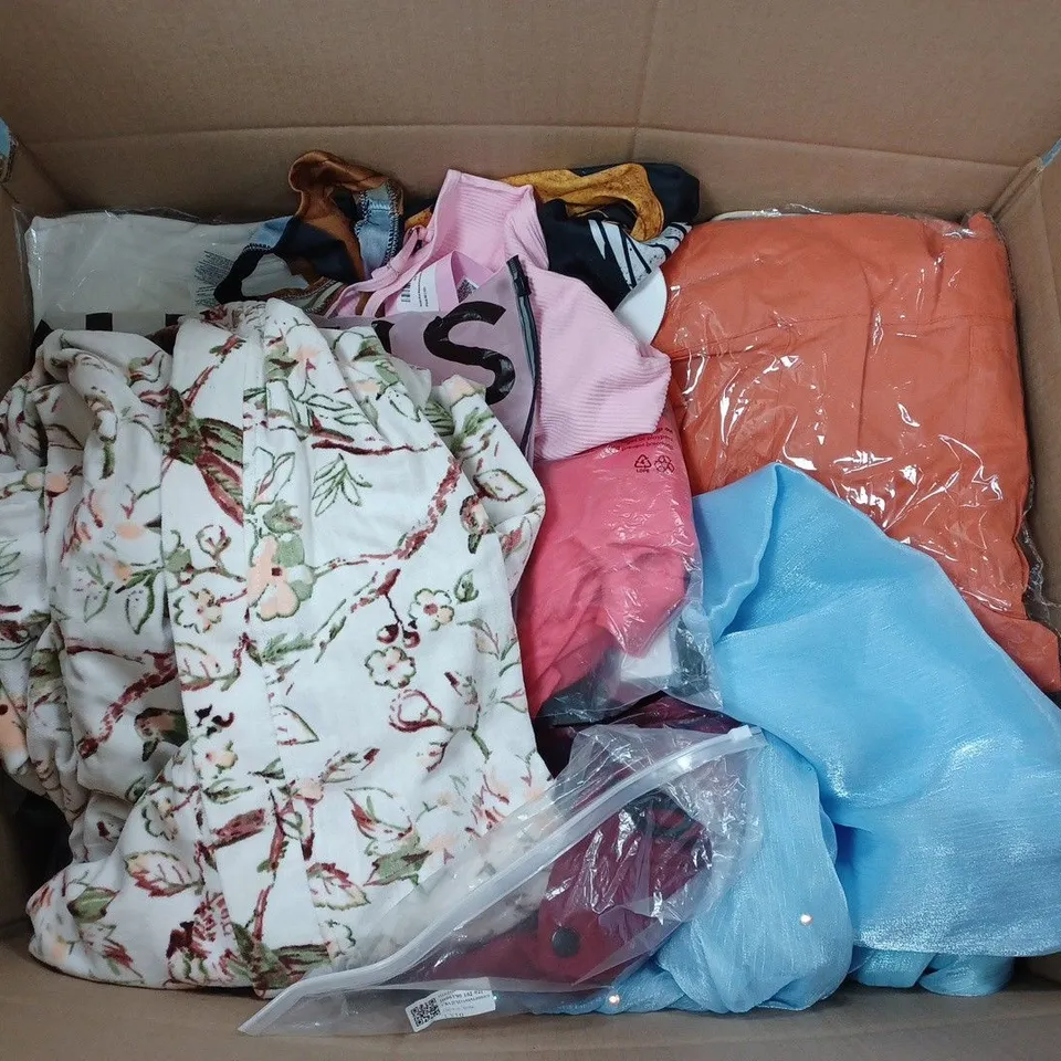 LARGE QUANTITY OF CLOTHING ITEMS TO INCLUDE DRESSES, SWEATERS, JEANS, T-SHIRTS, ETC