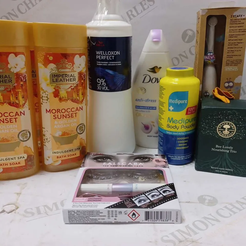 LOT OF APPROX 10 ASSORTED BEAUTY PRODUCTS TO INCLUDE IMPERIAL LEATHER MOROCCAN SUNSET BATH SOAK, DOVE BODY WASH, NEALS YARD REMEDIES NOURISHING TRIO, ETC 