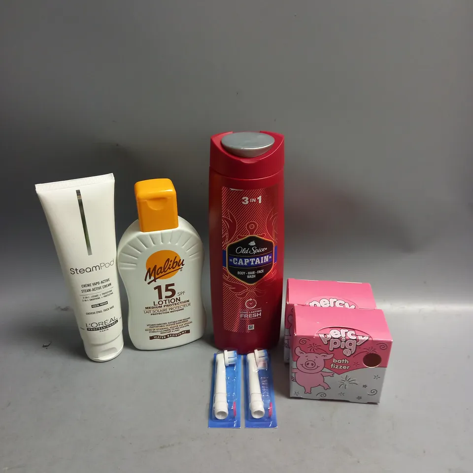 BOX OF APPROXIMATELY 20 COSMETIC ITEMS TO INCLUDE - OLD SPICE CAPTAIN BODY WAS - MALIBU SPF 15 LOTION - PERCY PIG BATH FIZZERS - ETC 