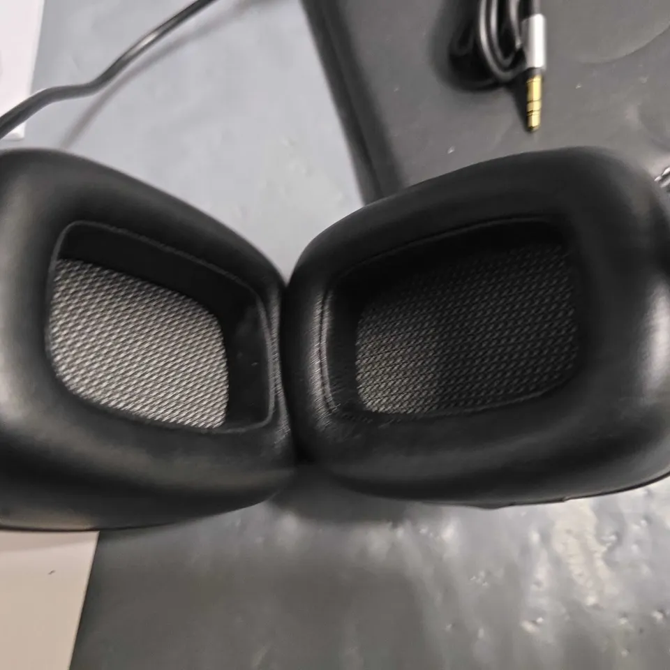 BOXED BOWERS & WILKINS P7 WIRELESS HEADPHONES