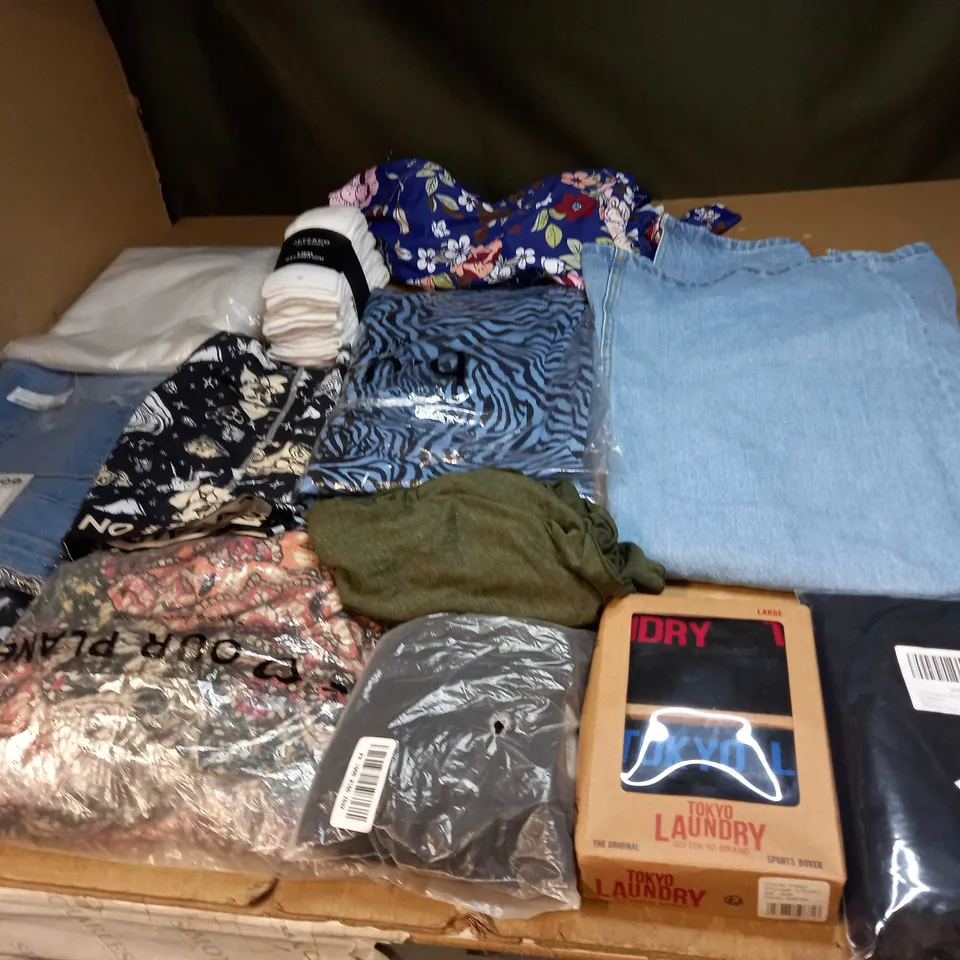 BOX OF APPROX 35 ASSORTED CLOTHING ITEMS TO INCLUDE - DRESSES, T-SHIRTS AND TROUSERS