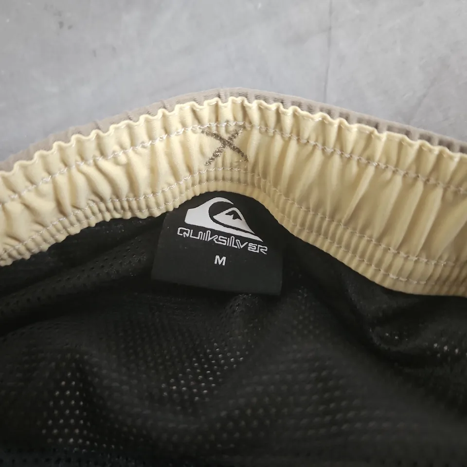 QUIKSILVER MEN'S BEIGE SWIM SHORTS – SIZE M