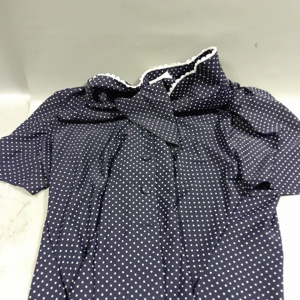 APPROXIMATELY 15 ASSORTED CLOTHING PRODUCTS IN VARIOUS STYLES & SIZES	