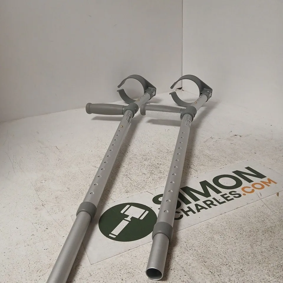 DAYS CRUTCHES, PAIR, ADULT, DOUBLE ADJUSTABLE (125A)