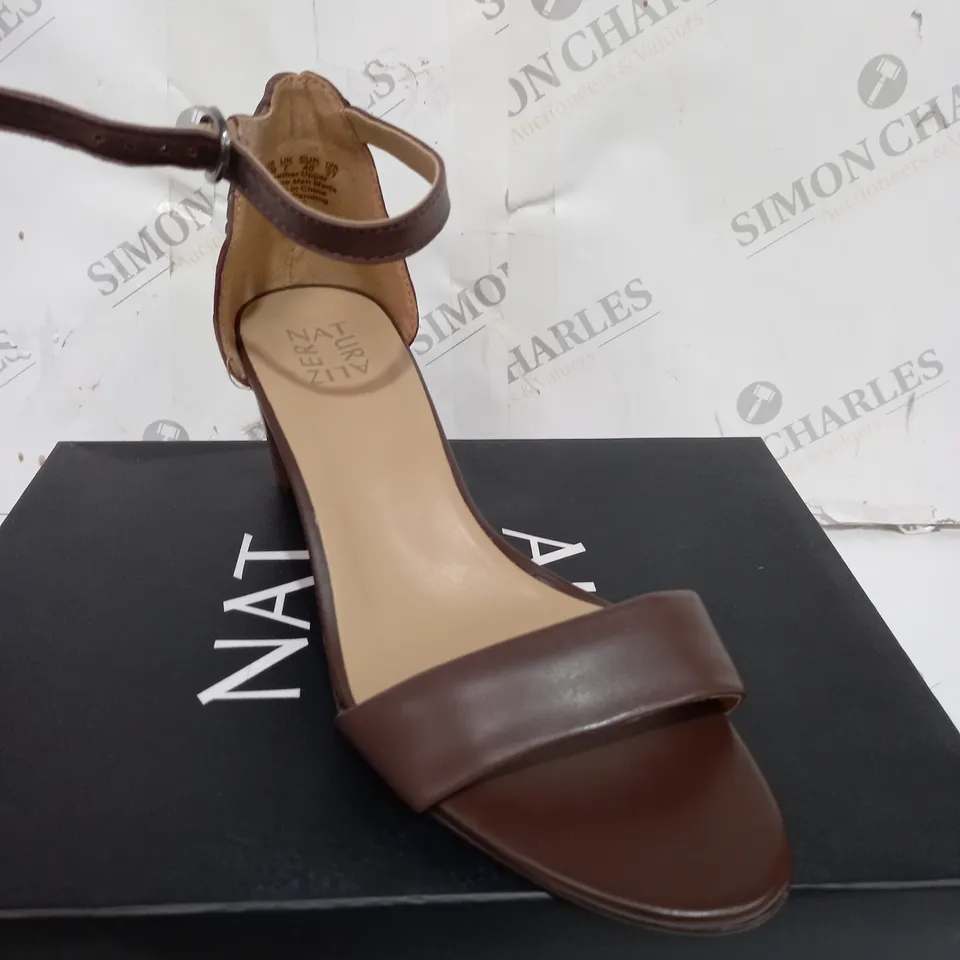 BOXED PAIR OF ALIZER NATURE SIZE 7 TAN SANDAL 