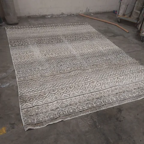 QUALITY DESIGNER AREA RUG - APPROXIMATELY 325 x 230cm