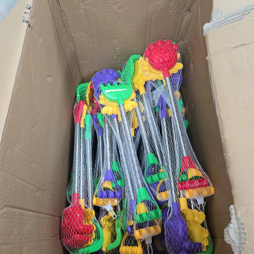 BOX OF APPROXIMATELY 20 LOKBENBEN BEACH/SAND TOYS
