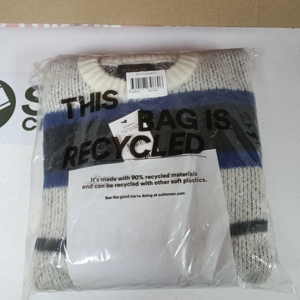 BOX OF APPROXIMATELY 20 ASSORTED CLOTHING ITEMS TO INCLUDE: FUZZY KNIT JUMPER