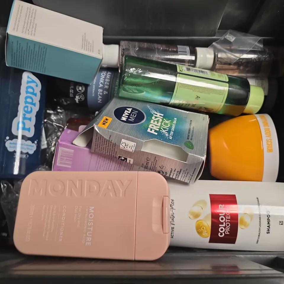 APPROXIMATELY 12 ASSORTED HEALTH & BEAUTY PRODUCTS TO INCLUDE NO7 MEN SOOTHING MOISTURISER, SOL BEAUTY SMOOTHING BODY SCRUB, MONDAY CONDITIONER, ETC - COLLECTION ONLY