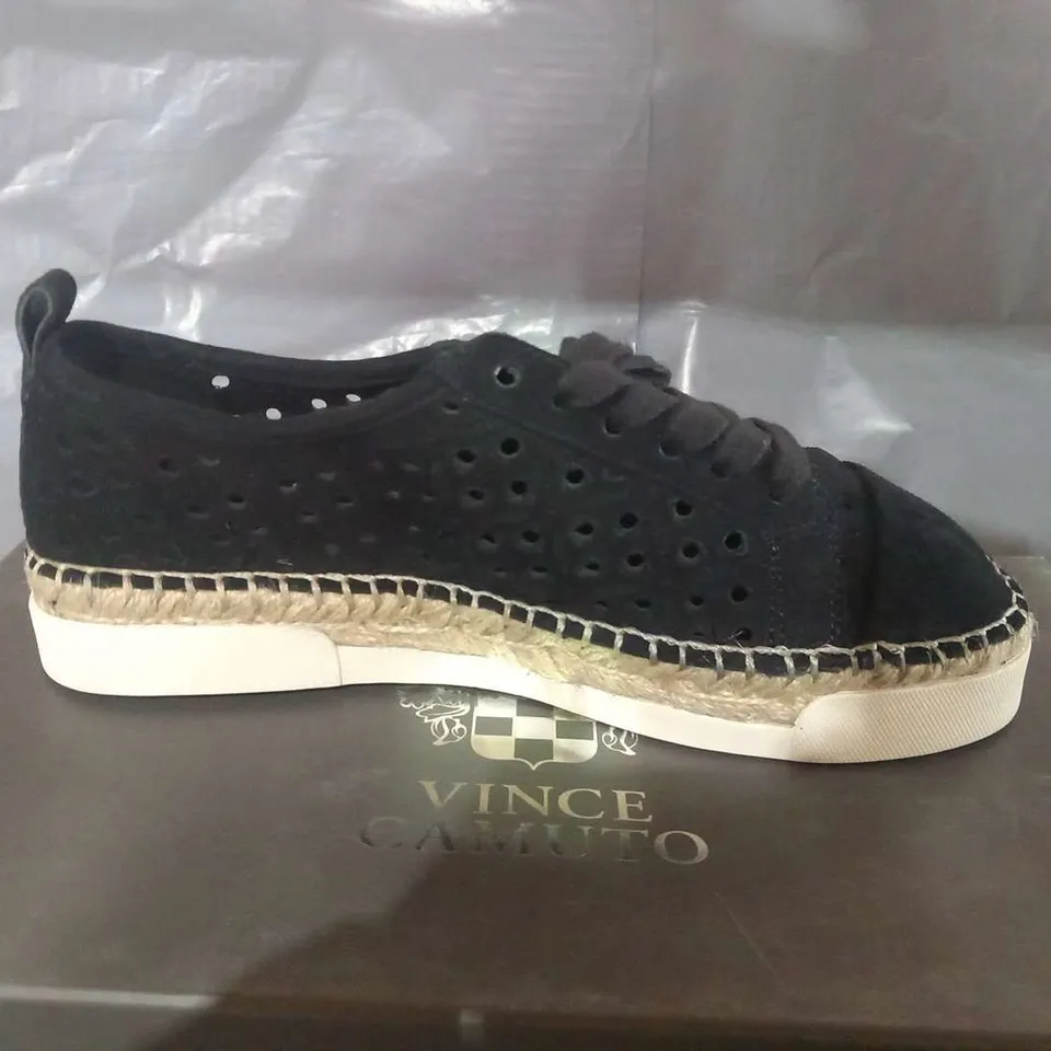 BOXED VINCE CAMUTO THEERA BLACK SUEDE SIZE 3