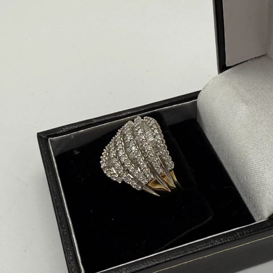 9CT GOLD DRESS RING SET WITH NATURAL ROUND AND BAGUETTE DIAMONDS WEIGHING +1.00CT