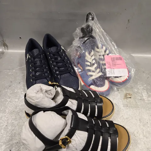 APPROXIMATELY 15 PAIRS OF ASSORTED SHOES TO INCLUDE - BOOTS - SLIPPERS - TRAINERS ETC