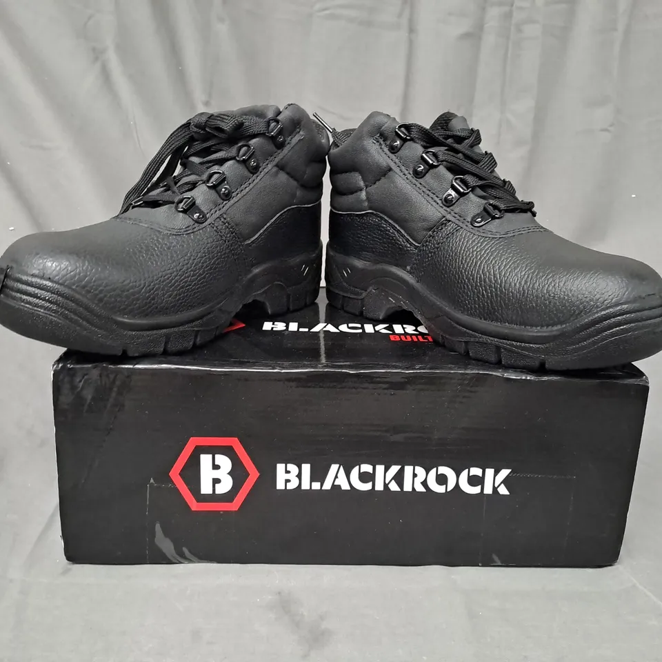 BOXED PAIR OF BLACKROCK CHUKKA BOOTS IN BLACK UK SIZE 4