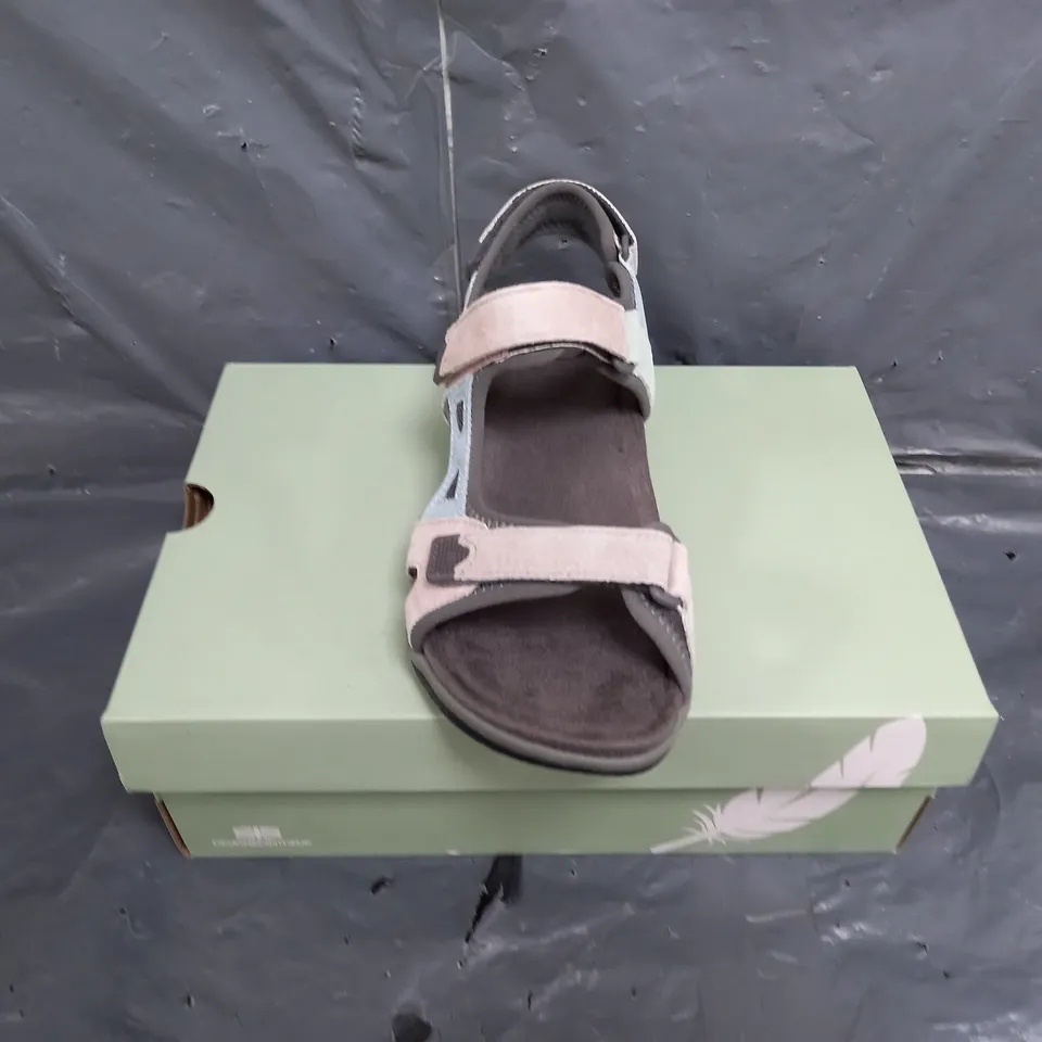 BOXED PAIR OF WOMENS FREE SPIRIT SUEDE MULTI SANDALS SIZE 6
