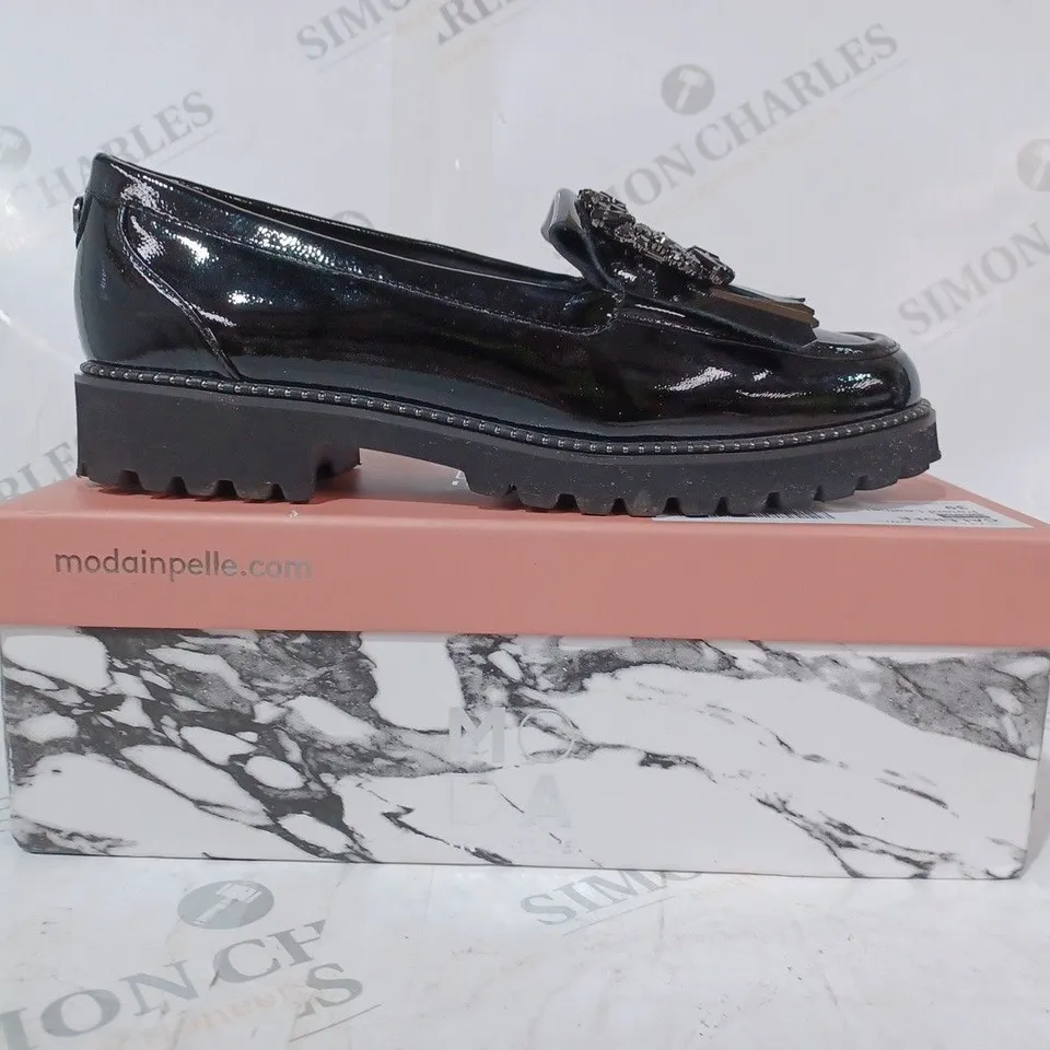 BOXED PAIR OF MODA IN PEELE CALLIOFE LOAFERS IN BLACK SIZE 6