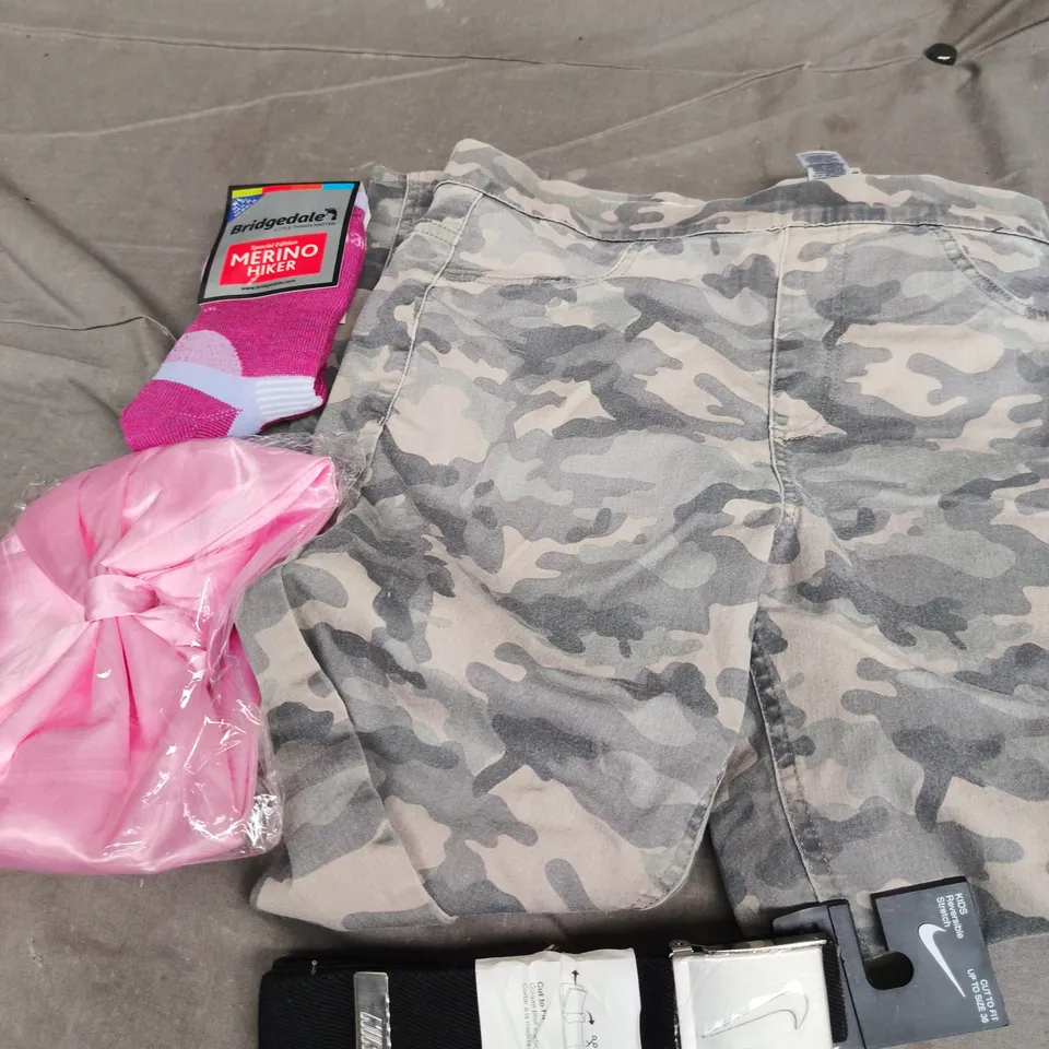 APPROXIMATELY 25 ASSORTED CLOTHING PRODUCTS IN VARIOUS STYLES & SIZES TO INCLUDE JACKETS, T-SHIRTS, DRESSES ETC