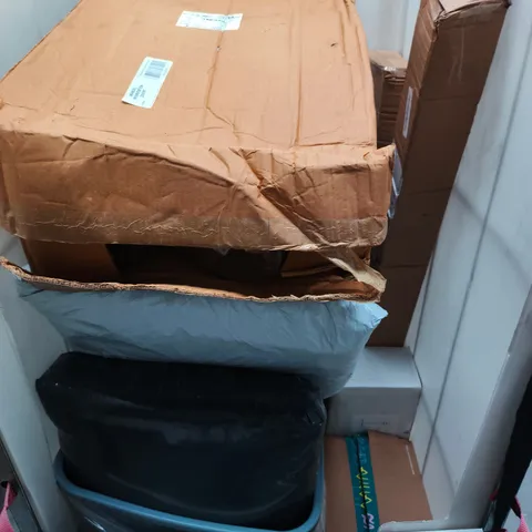 CAGE OF APPROXIMATELY 10 ASSORTED ITEMS TO INCLUDE JAVA SMALL EAYFIT SHADE, WINE BUCKETS, ETC