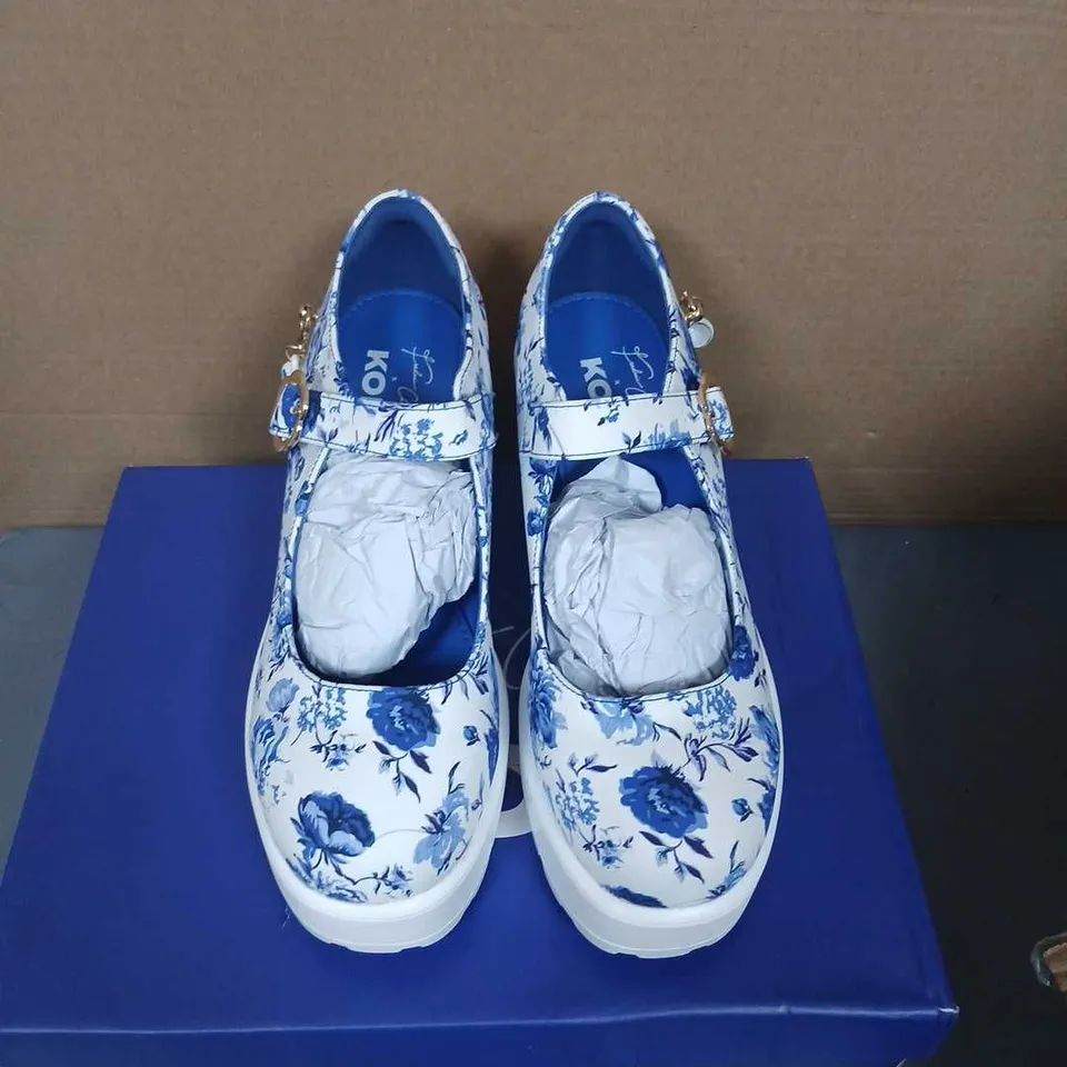 FREDERIC CHAN X KOI TIRA MARY JANES PORCELAIN EDITION KA00693-UK5 – WHITE/BLUE FLORAL, UK SIZE 5