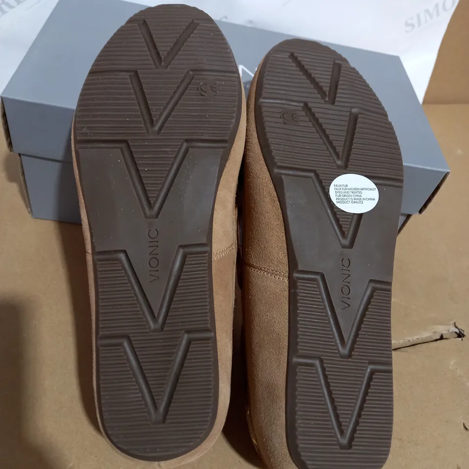 VIONIC ALICE WHEAT SLIP ON SHOES - SIZE 6