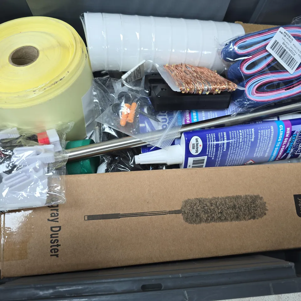 APPROXIMATELY 15 ASSORTED HOUSEHOLD ITEMS TO INCLUDE MAGIC MOULD, THREAD SEAL TAPE, FOGRAY DUSTER, ETC