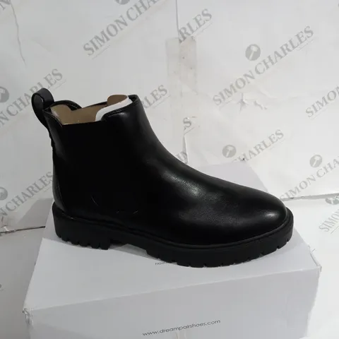 BOXED PAIR OF DREAM PAIRS BLACK SHOES SIZE 9.5
