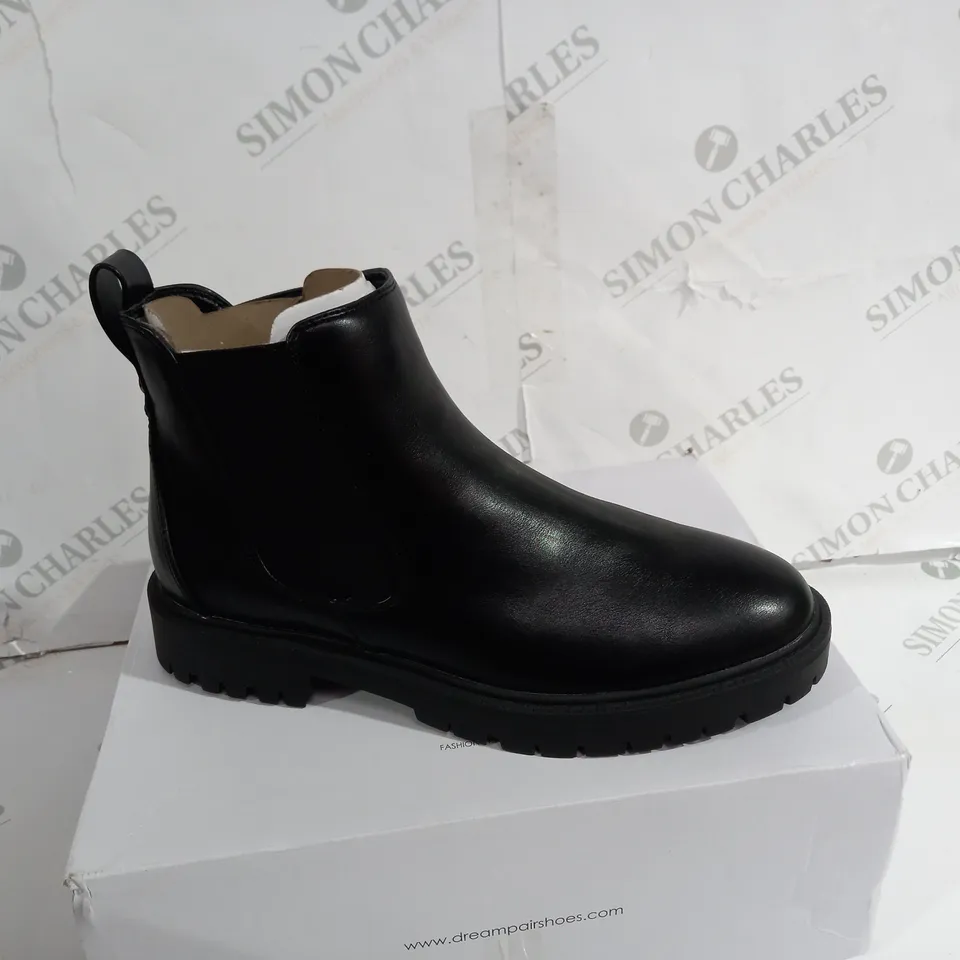 BOXED PAIR OF DREAM PAIRS BLACK SHOES SIZE 9.5