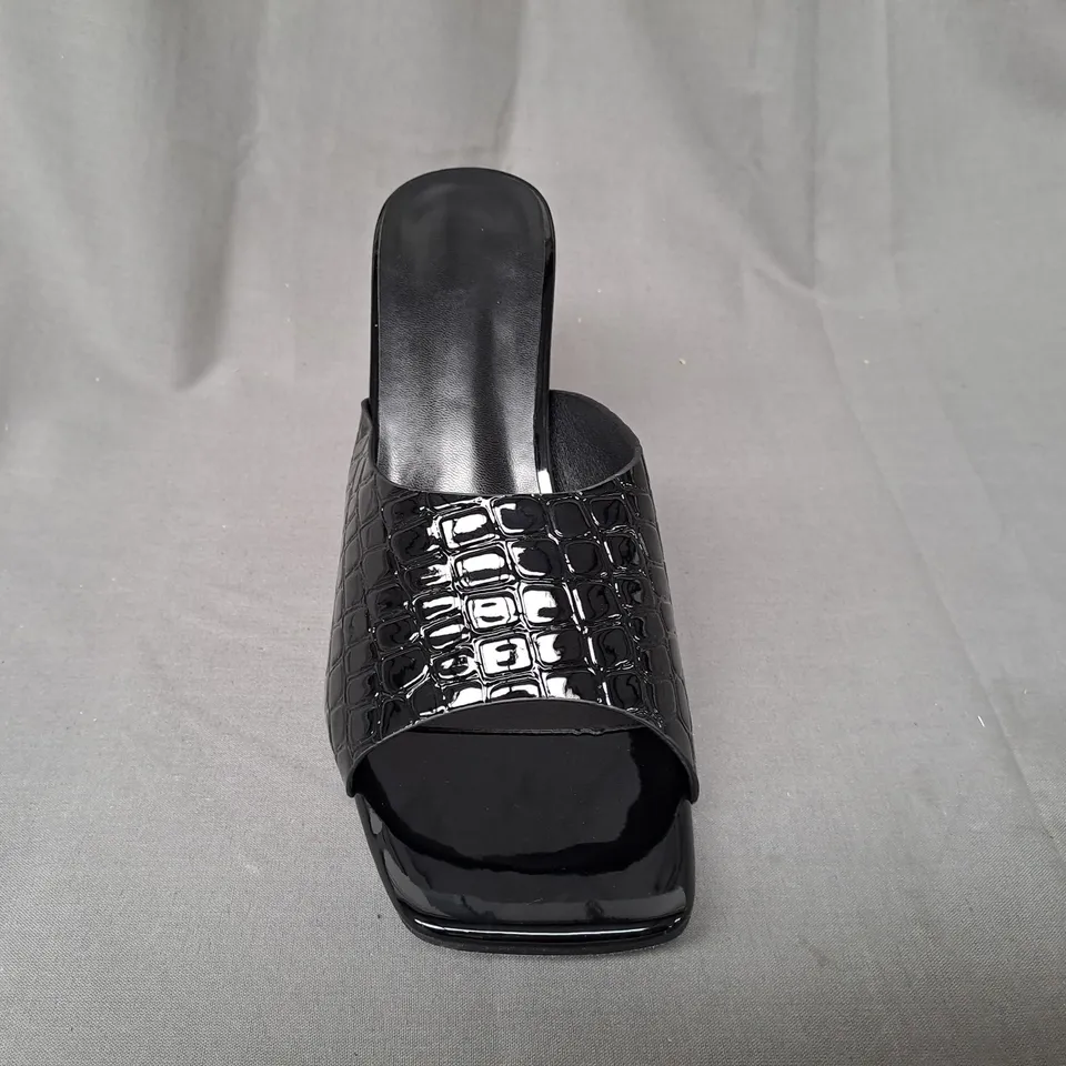 BOXED PAIR OF DESIGNER OPEN TOE HEELED SANDALS IN BLACK EU SIZE 41