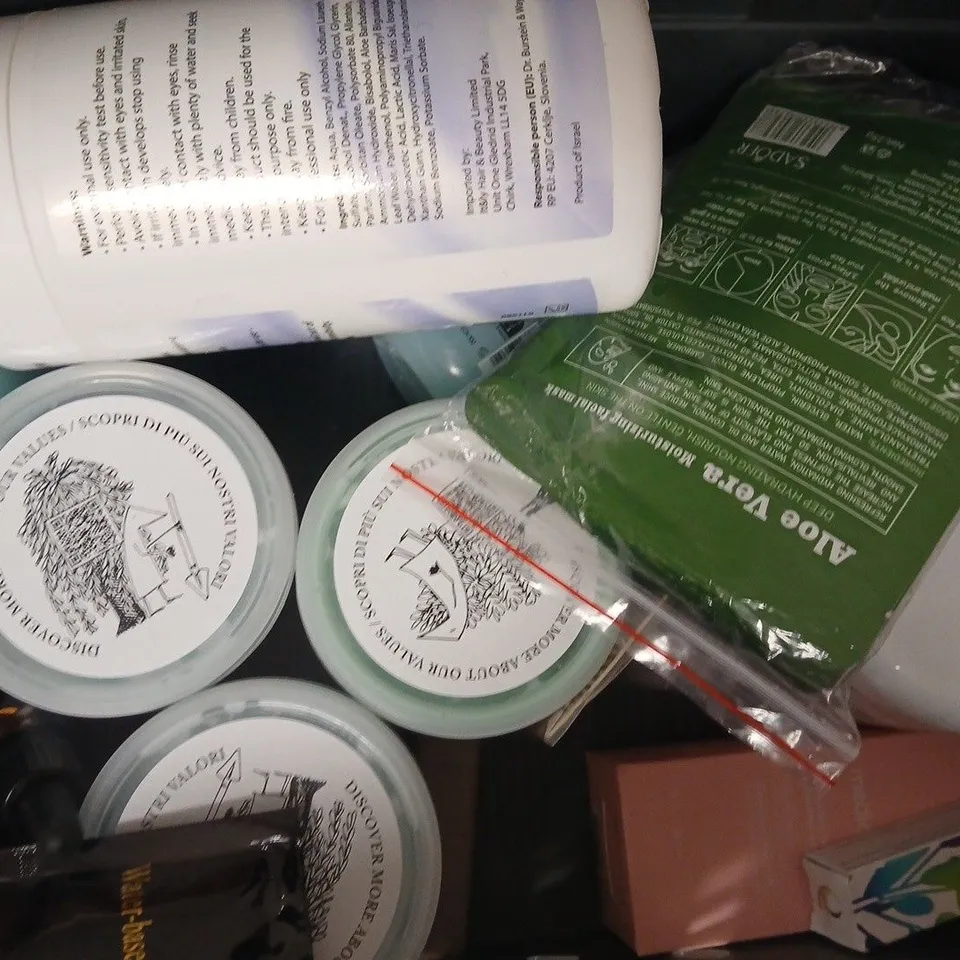 APPROXIMATELY 12 ASSORTED COSMETIC ITEMS INCLUDING VARIOUS MAKES AND BRANDS - COLLECTION ONLY