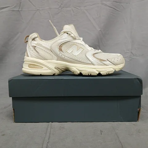 BOXED PAIR OF NEW BALANCE 530 TRAINERS IN BEIGE SIZE UK 6