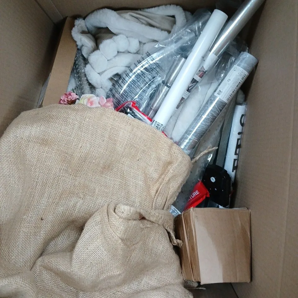 APPROXIMATELY 10 ASSORTED HOUSEHOLD PRODUCTS TO INCLUDE HOME DECOR, WIRELESS DOORBELL, WALLPAPER ETC 