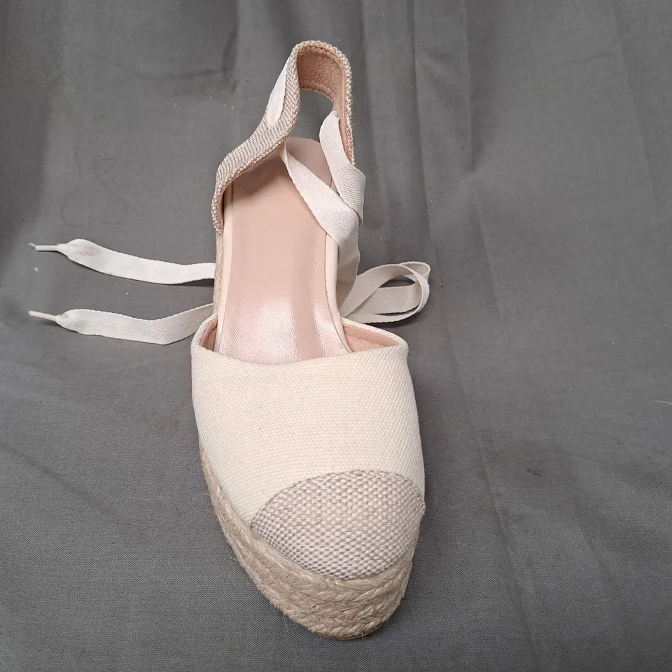 BOXED PAIR OF DESIGNER CLOSED TOE WEDGE SANDALS IN WHITE EU SIZE 35