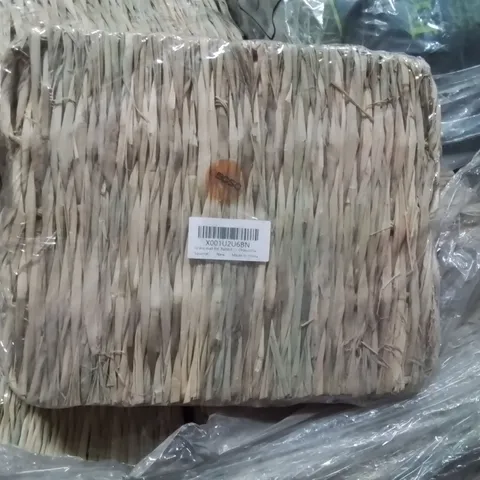 PALLET CONTAINING A VERY LARGE QUANTITY OF GRASS MAT FOR RABBITS