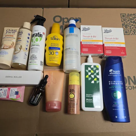 LOT OF APPROXIMATELY 25 ASSORTED HEALTH AND BEAUTY ITEMS TO INCLUDE CHILDS FARM MOISTURISER, SOLTAN SUN SPRAY AND QS DERMA ROLLER