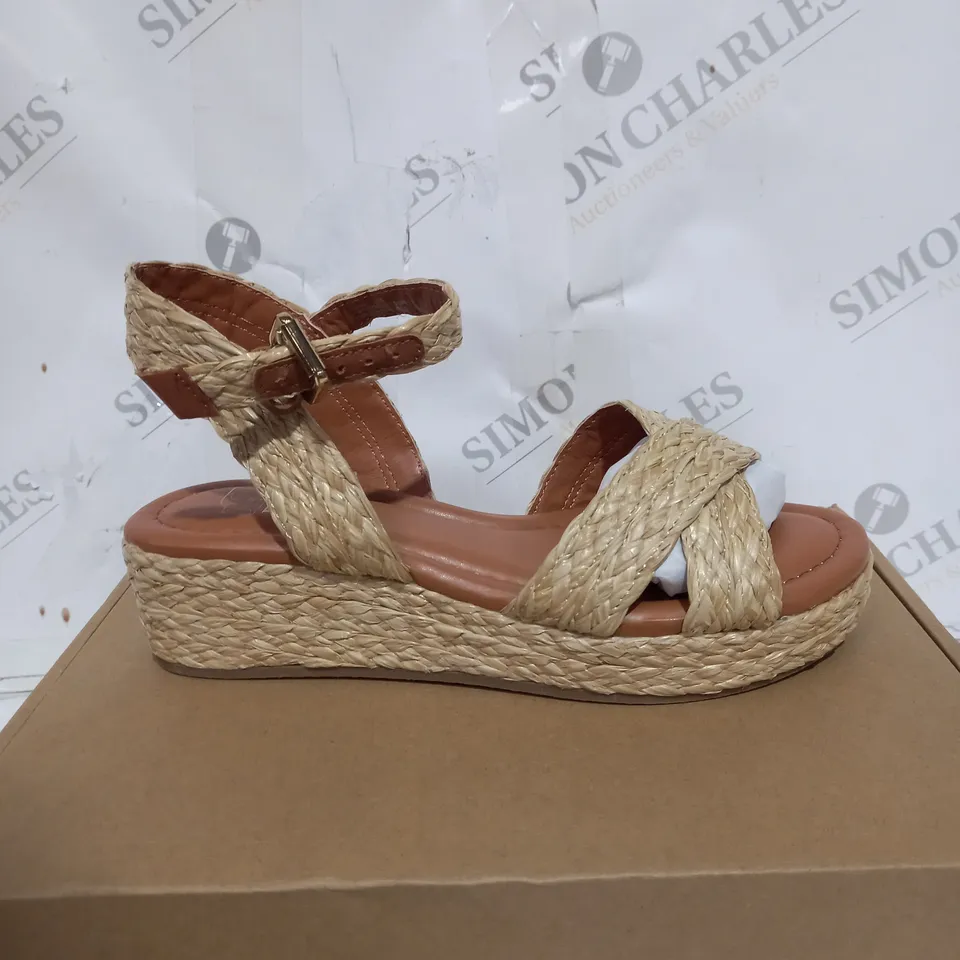 DUNE LINNIE CROSS STRAP FLATFORM SANDALS SIZE 3
