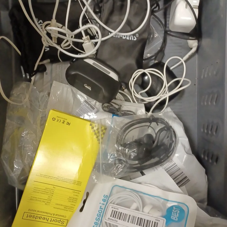 APPROXIMATELY 25 ASSORTED MOBILE & AUDIO ACCESSORIES TO INCLUDE WIRELESS EARPHONES, CHARGING CASES, USB PLUGS ETC 