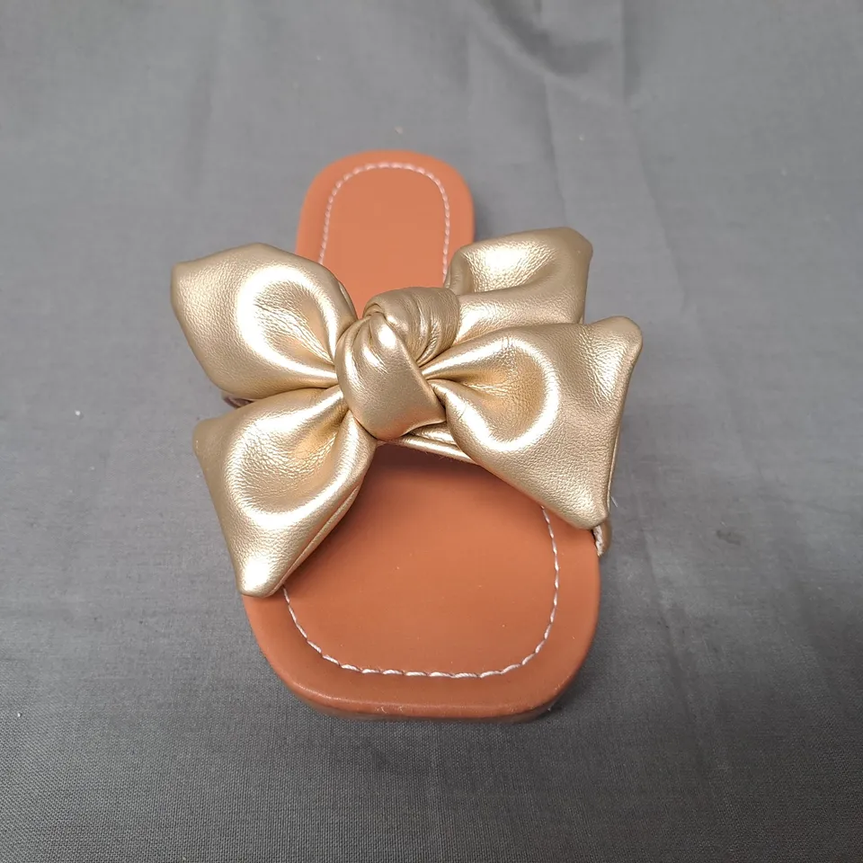 BOXED PAIR OF DESIGNER OPEN TOE FLAT SANDALS IN METALLIC GOLD W. BOW DETAIL EU SIZE 35