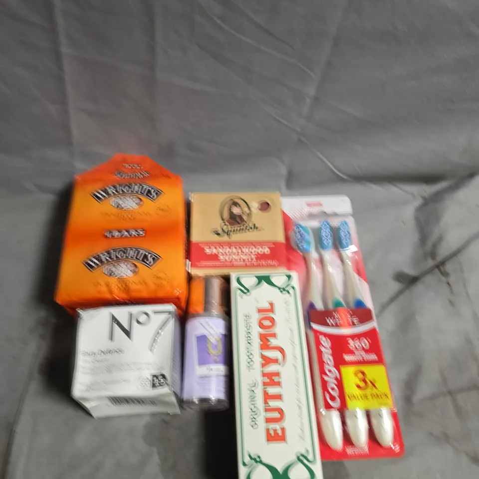 APPROXIMATELY 15 ASSORTED HEALTH & BEAUTY PRODUCTS TO INCLUDE SOAPS, TOOTHPASTE AND NO7