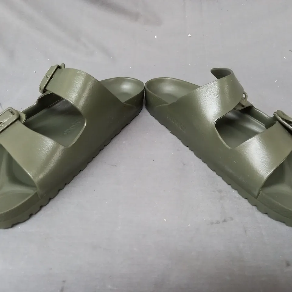 BOXED PAIR OF BIRKENSTOCK ARIZONA EVA OPEN TOE SANDALS IN KHAKI UK SIZE 8