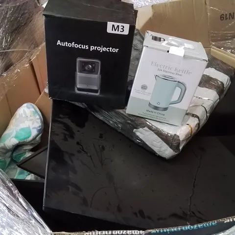 PALLET CONTAINING VARIOUS ASSORTED ITEMS TO INCLUDE, SEVERAL PC MONITOR SCREENS, MINI PROJECTOR,  KETTLE AND LOTS MORE 