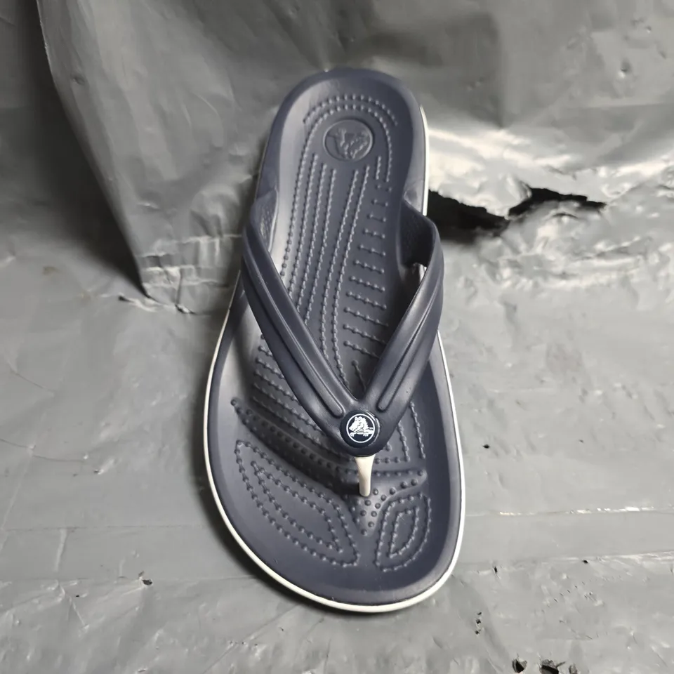 CROCS CROCBAND FLIP IN NAVY - UK M4/W5