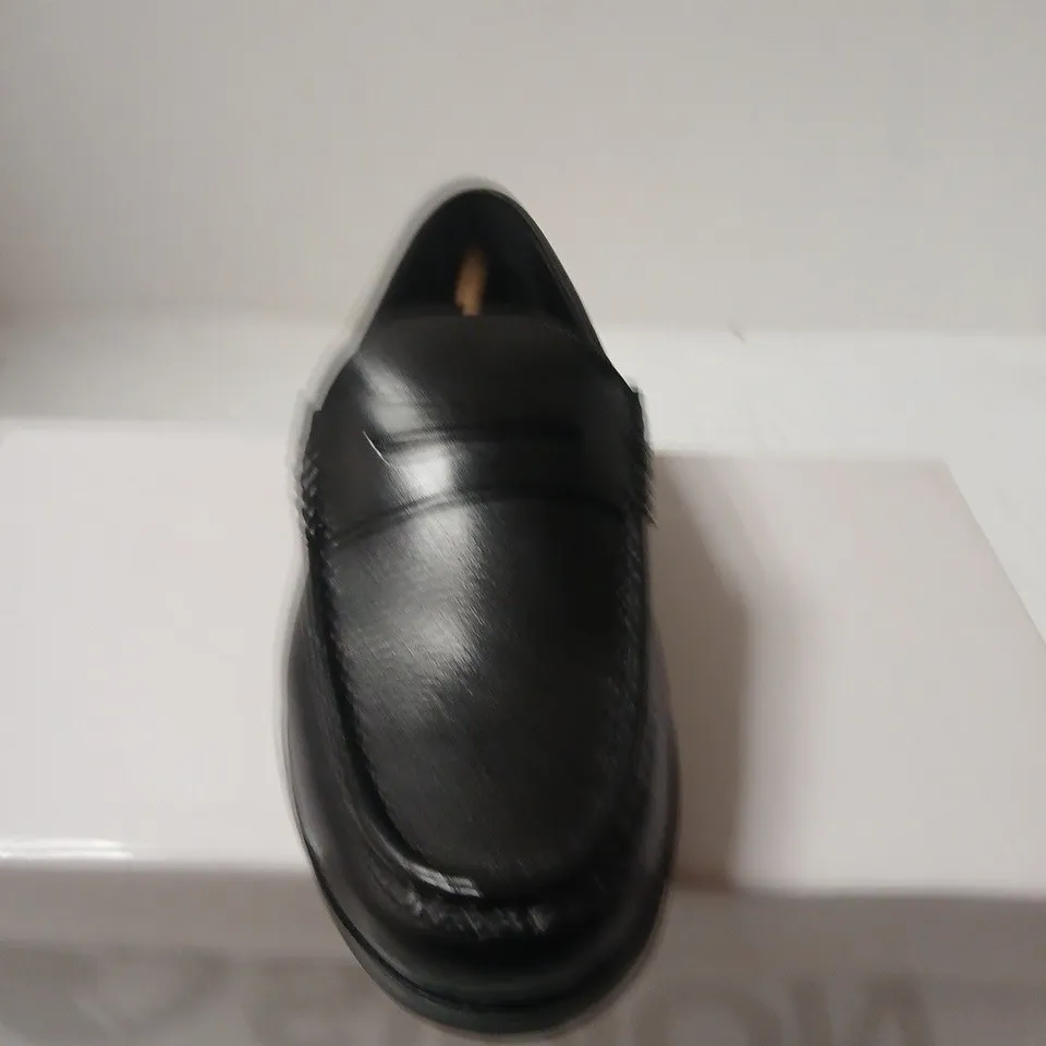 BOXED PAIR OF KURT GEIGER MEN'S BLACK LEATHER PENNY LOAFERS – UK 7 