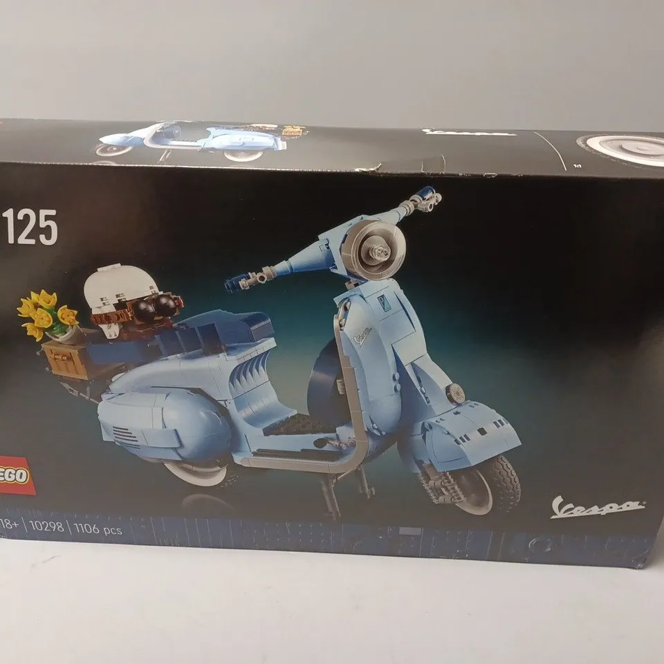 BOXED LEGO VESPA 125 SCOOTER MODEL (SET 10298) RRP £79.99