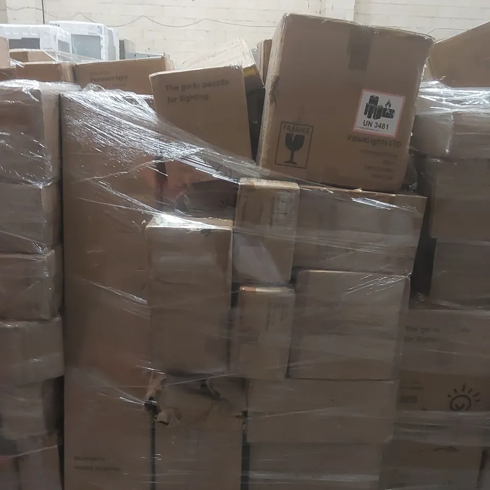 PALLET CONTAINING A VERY LARGE QUANTITY OF ASSORTED DESIGNER LIGHTING PRODUCTS