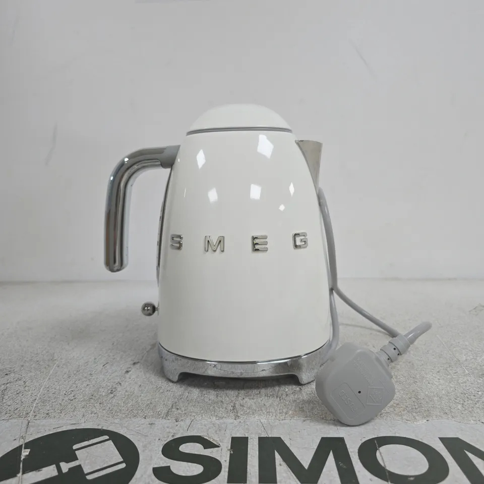 SMEG ELECTRIC KETTLE – WHITE WITH CHROME BASE
