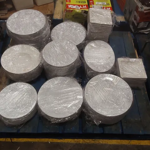 PALLET CONTAINING A LARGE QUANTITY OF ASSORTED RESTAURANT PLATES/DINNERWARE